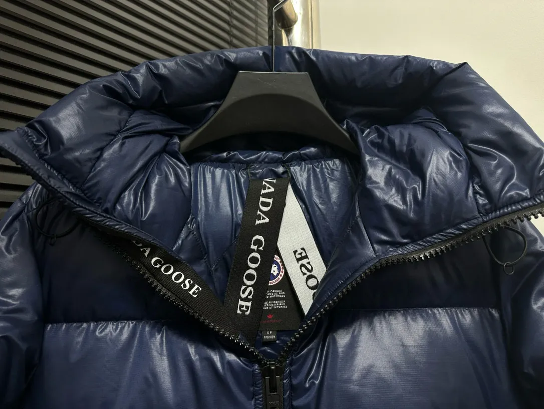 P780 [𝘾𝘼𝙉𝘼𝘿𝘼 𝙂𝙊𝙊𝙎𝙀] Canada Goose's limited new Crofton puff down jacket, top version, ceiling level Crofton soft loaf, 2024 latest style, cold protection effect up to level 4, using recycled Feather-Light tear-resistant fabric, ultra-light, no weight on the upper body at all! The unique black label highlights your temperament‼ ️ Canada Goose, a Canadian brand, has always been recognized as the warmest down jacket. Various Instagram celebrities, Internet celebrities, and celebrities often wear it for street photos. I make Canada Goose every year, but I still can't get rid of my love for it. No matter how cold the days are, there is no need to be afraid, because there is! Filled with 90% white duck down, it is the legendary warmest down jacket and is known as a must-have for Arctic outdoor sports! The most popular down jacket in the world, celebrities are rushing to buy it, it is a must-have!  Size: S~XXL